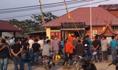 Pastikan Penyebab Kematain Korban Warga Teluk Pinang, Warga Datangi Mapolsek GAS Inhil